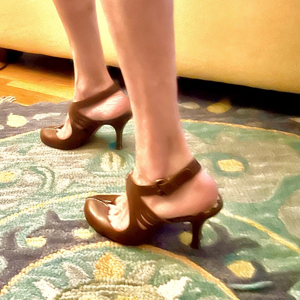 MaxStudio strappy heels 👠, size 8, chocolate brown with ivory stitching detail